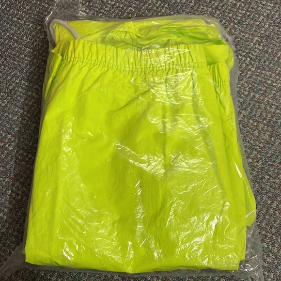 Nike windbreaker jogger.. Size -M .. Color -Parrot Green - Picture 4 of 4